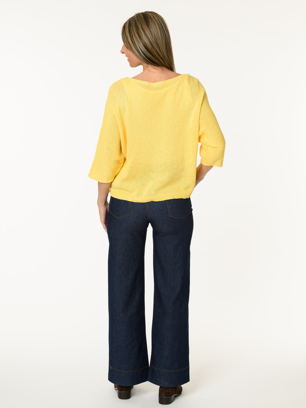 Chandail jaune avec deux fleurs décoratives