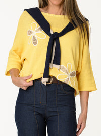 Chandail jaune avec deux fleurs décoratives