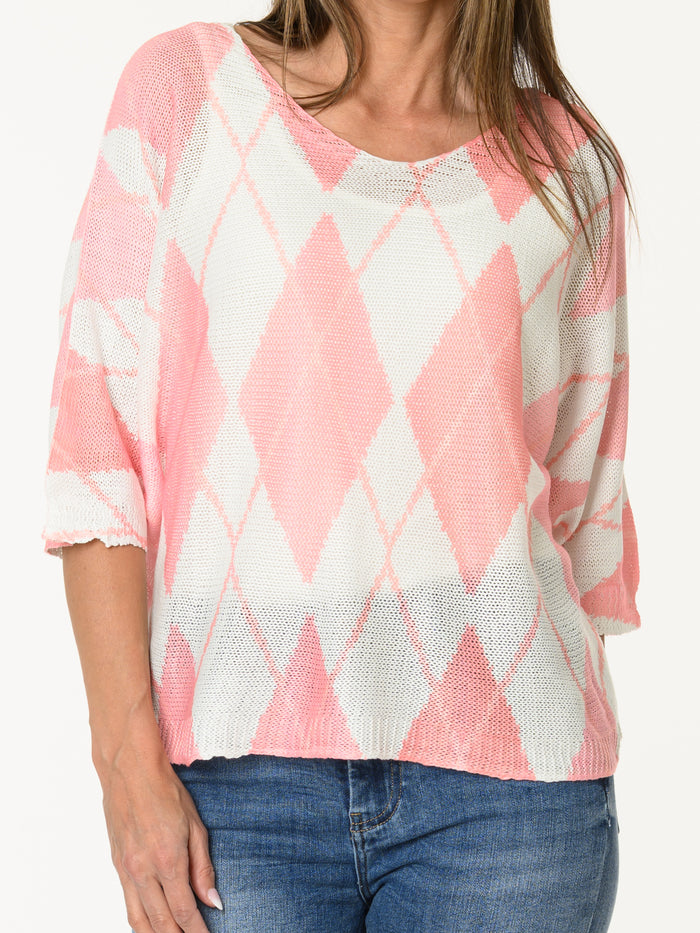 Chandail blanc en mailles à motifs de losanges corail