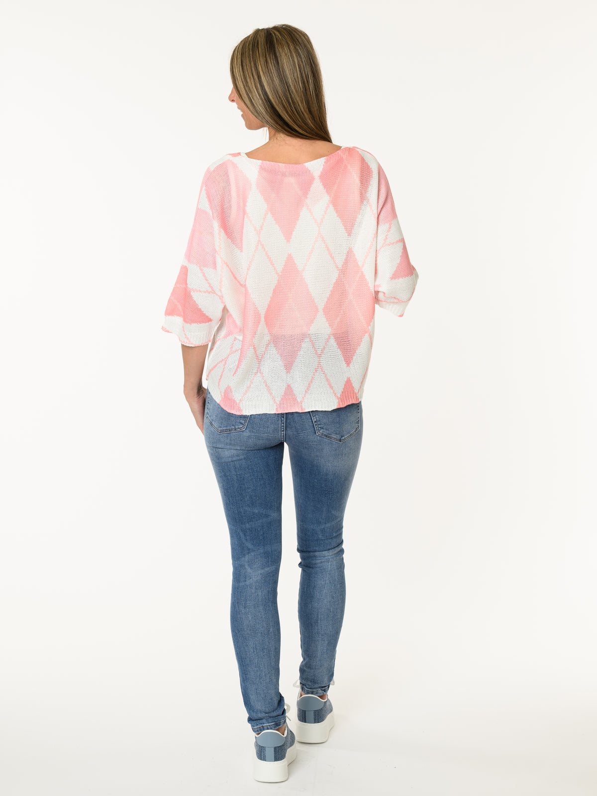 Chandail blanc en mailles à motifs de losanges corail