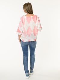 Chandail blanc en mailles à motifs de losanges corail