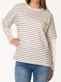 Chandail blanc à rayures et manches en dentelle