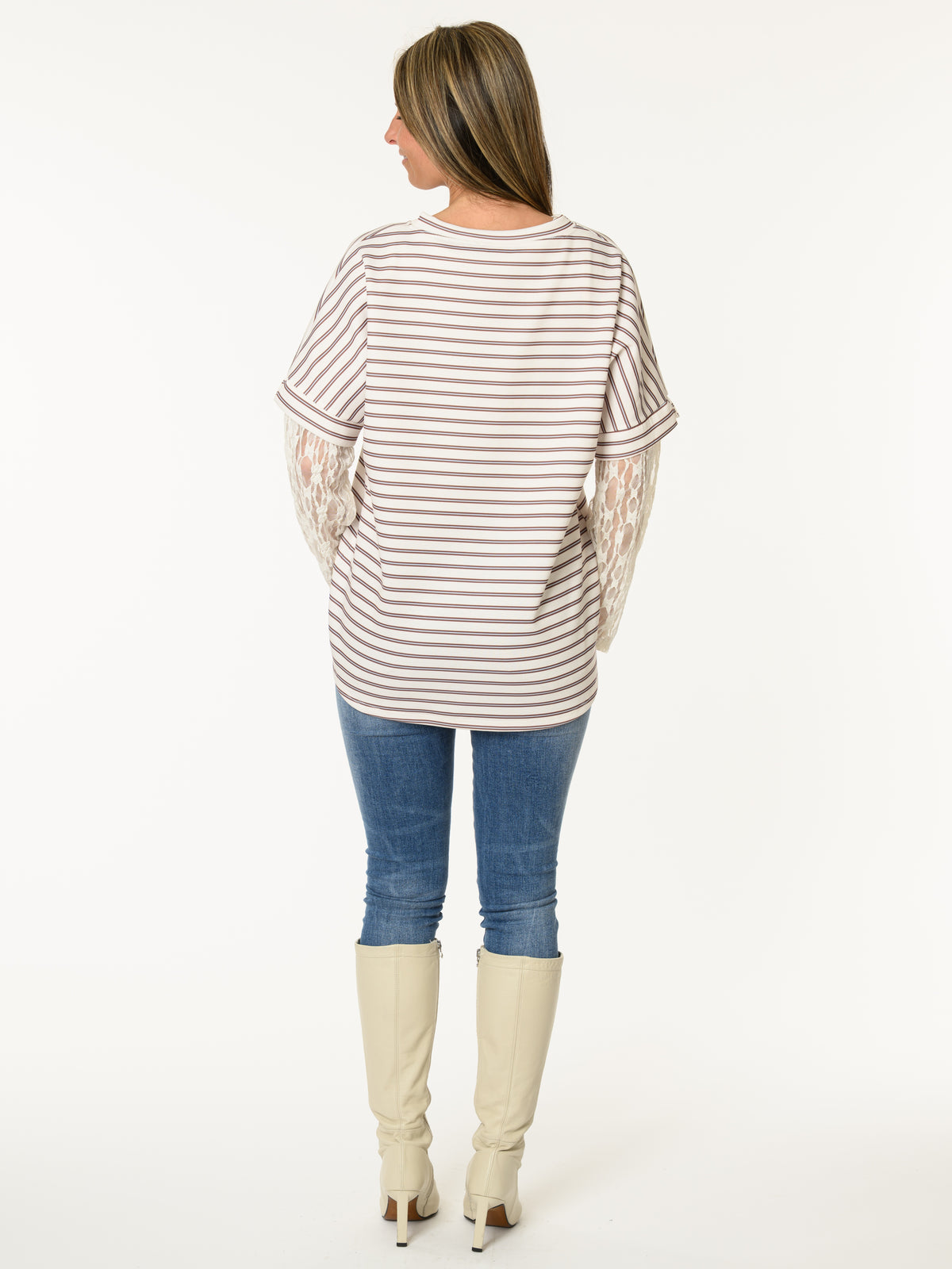 Chandail blanc à rayures et manches en dentelle