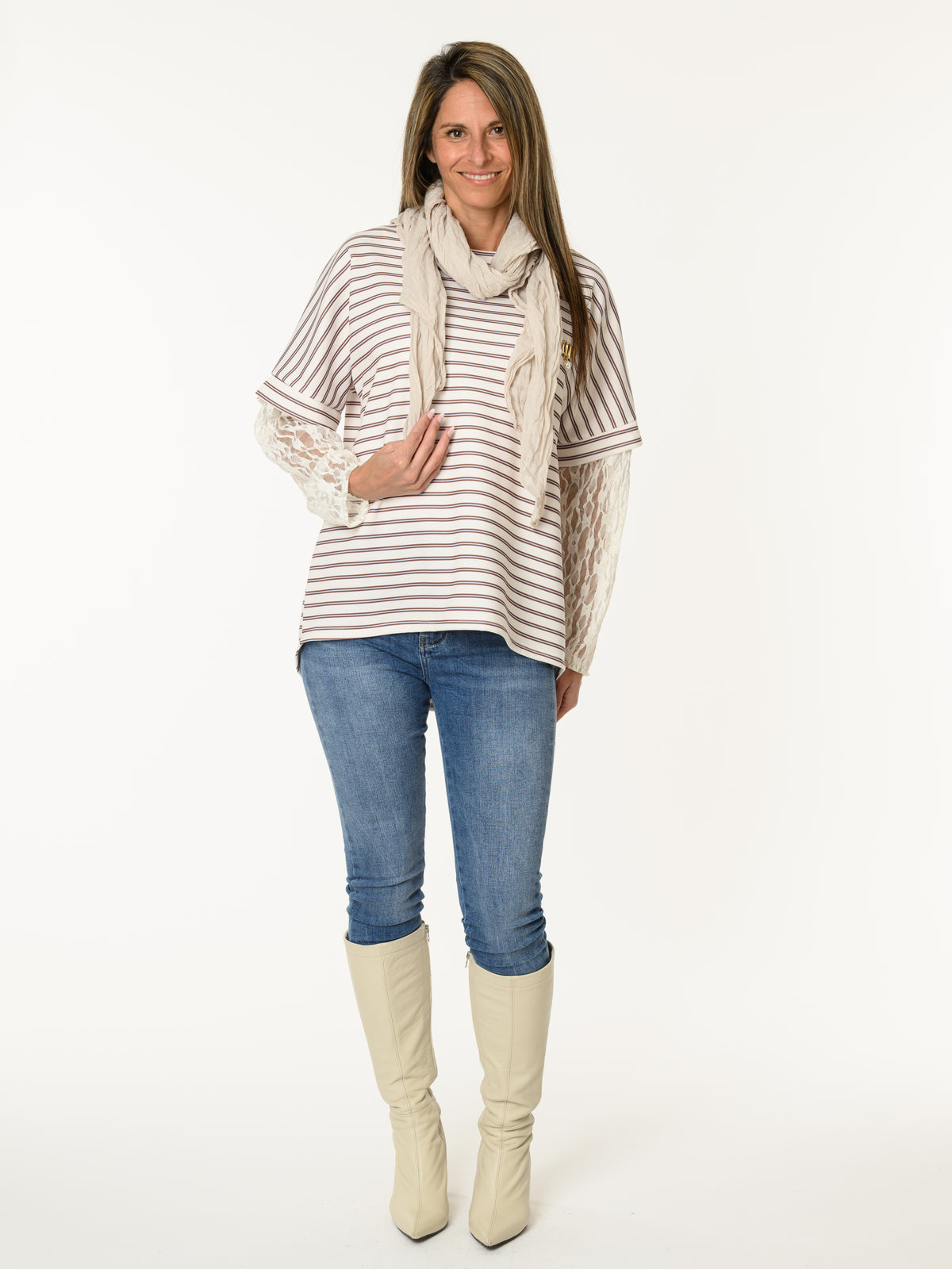 Chandail blanc à rayures et manches en dentelle