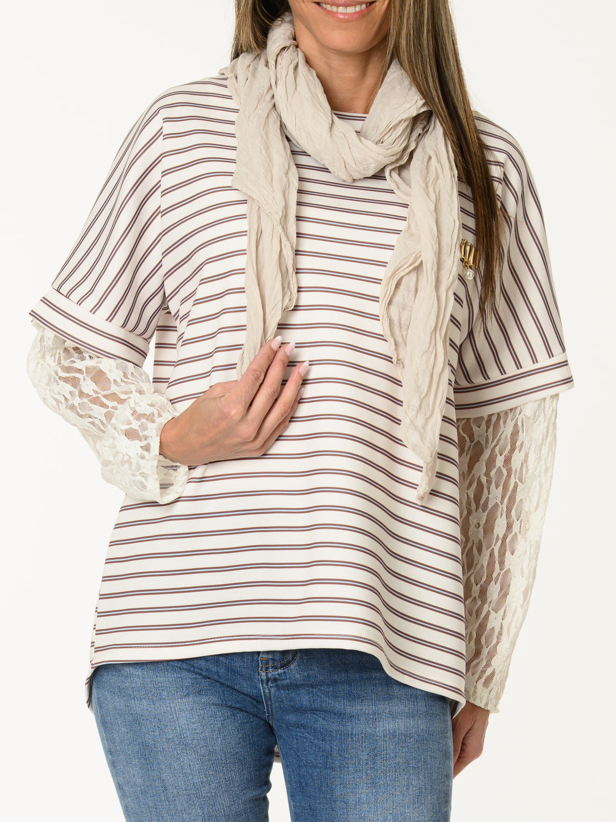 Chandail blanc à rayures et manches en dentelle