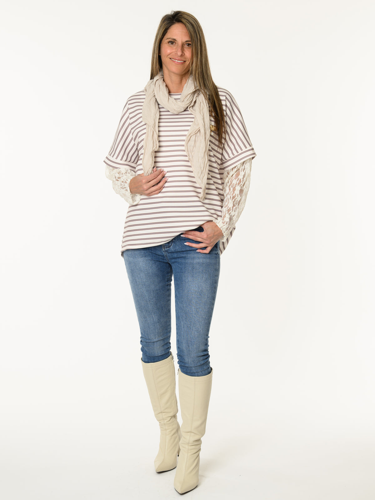 Chandail blanc à rayures et manches en dentelle