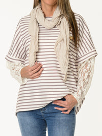 Chandail blanc à rayures et manches en dentelle