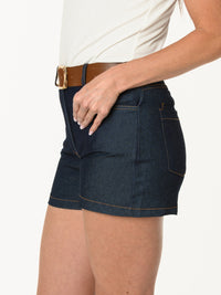 Short bleu foncé avec ceinture