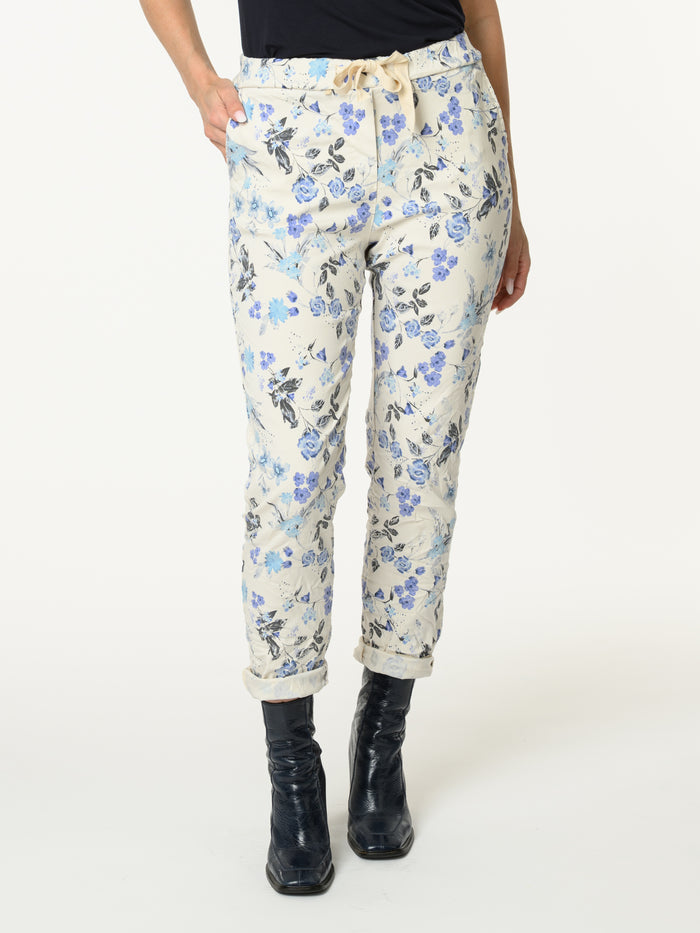Pantalon beige avec imprimé floral bleu