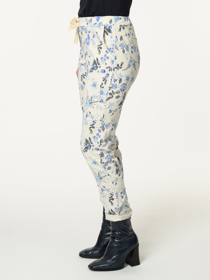Pantalon beige avec imprimé floral bleu