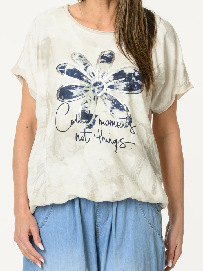 Chandail beige avec imprimé d'une grande fleur marine