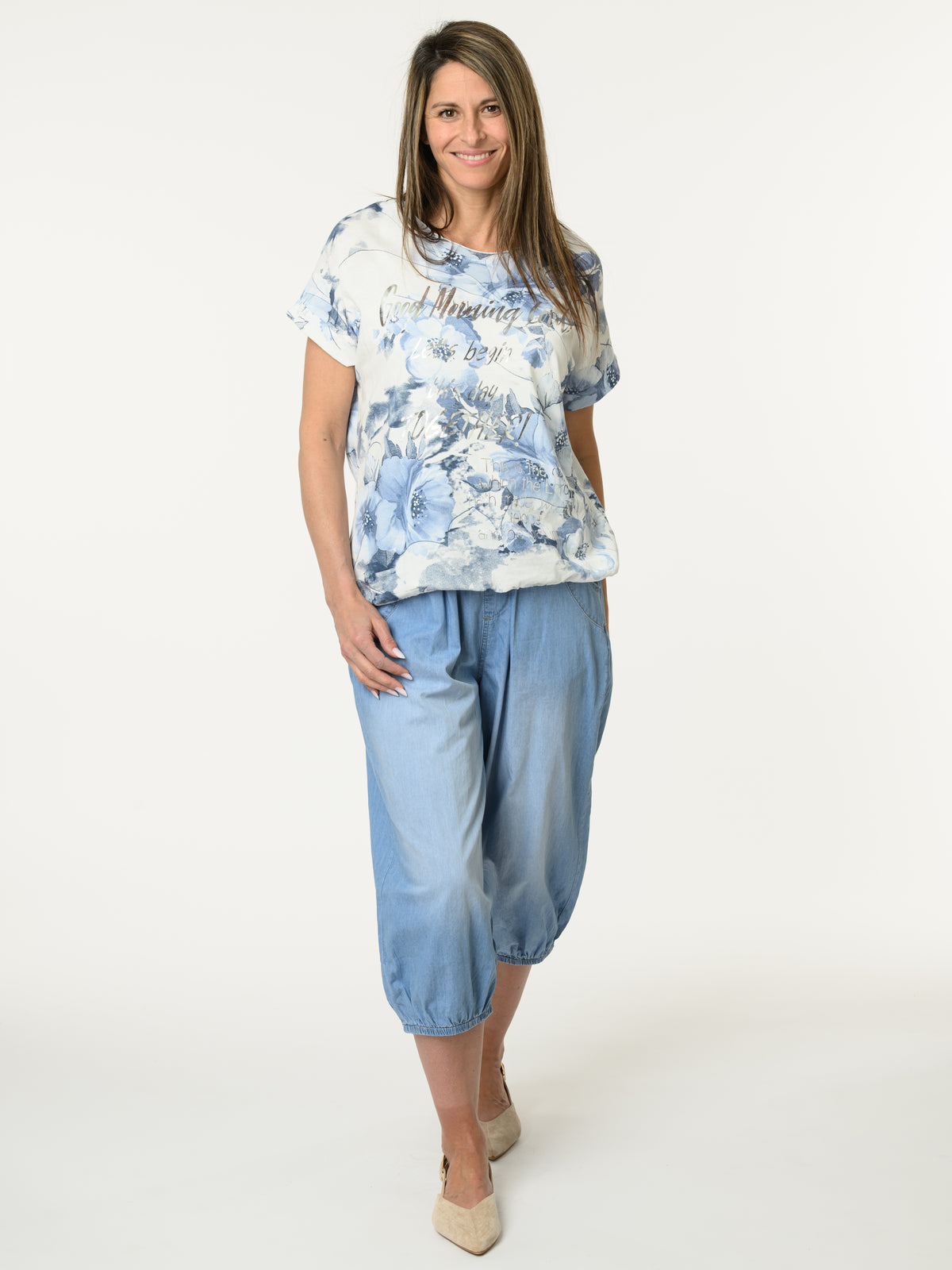 Chandail avec imprimé floral bleu et écritures argentées