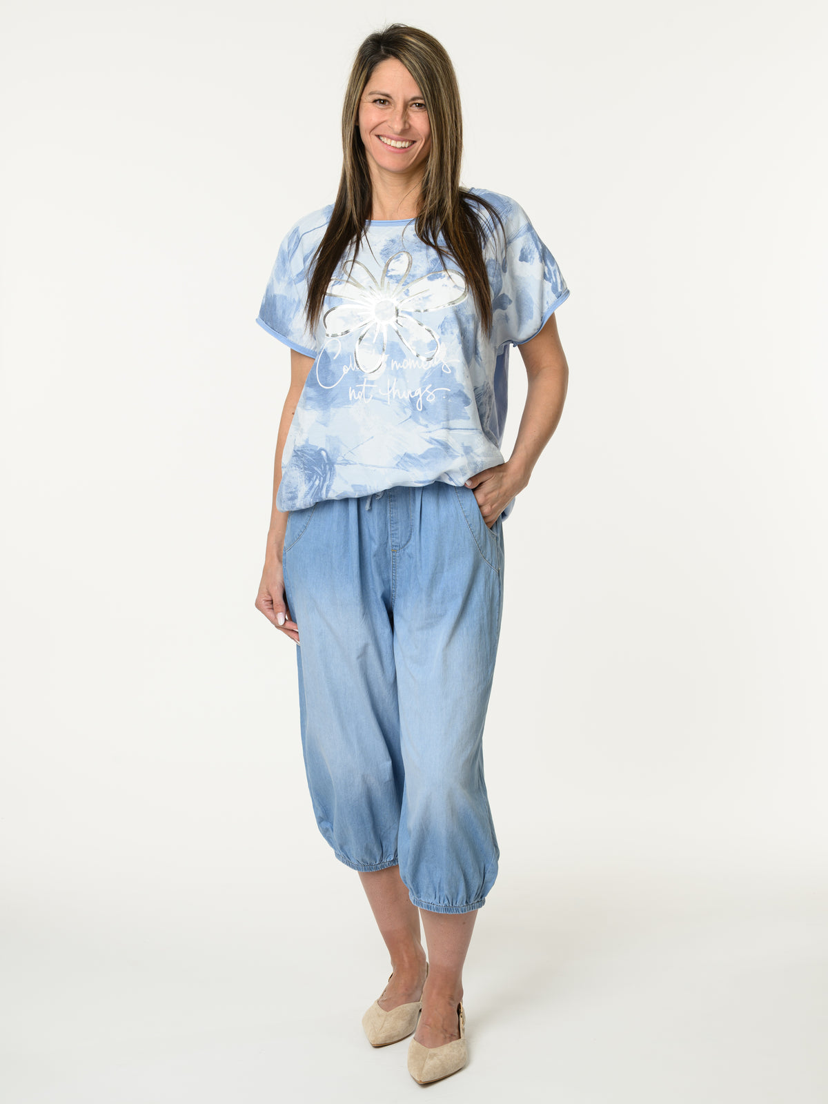 Chandail bleu avec imprimé d'une grande fleur blanche