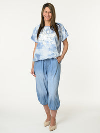 Chandail bleu avec imprimé d'une grande fleur blanche