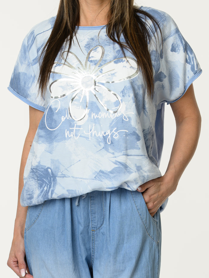 Chandail bleu avec imprimé d'une grande fleur blanche