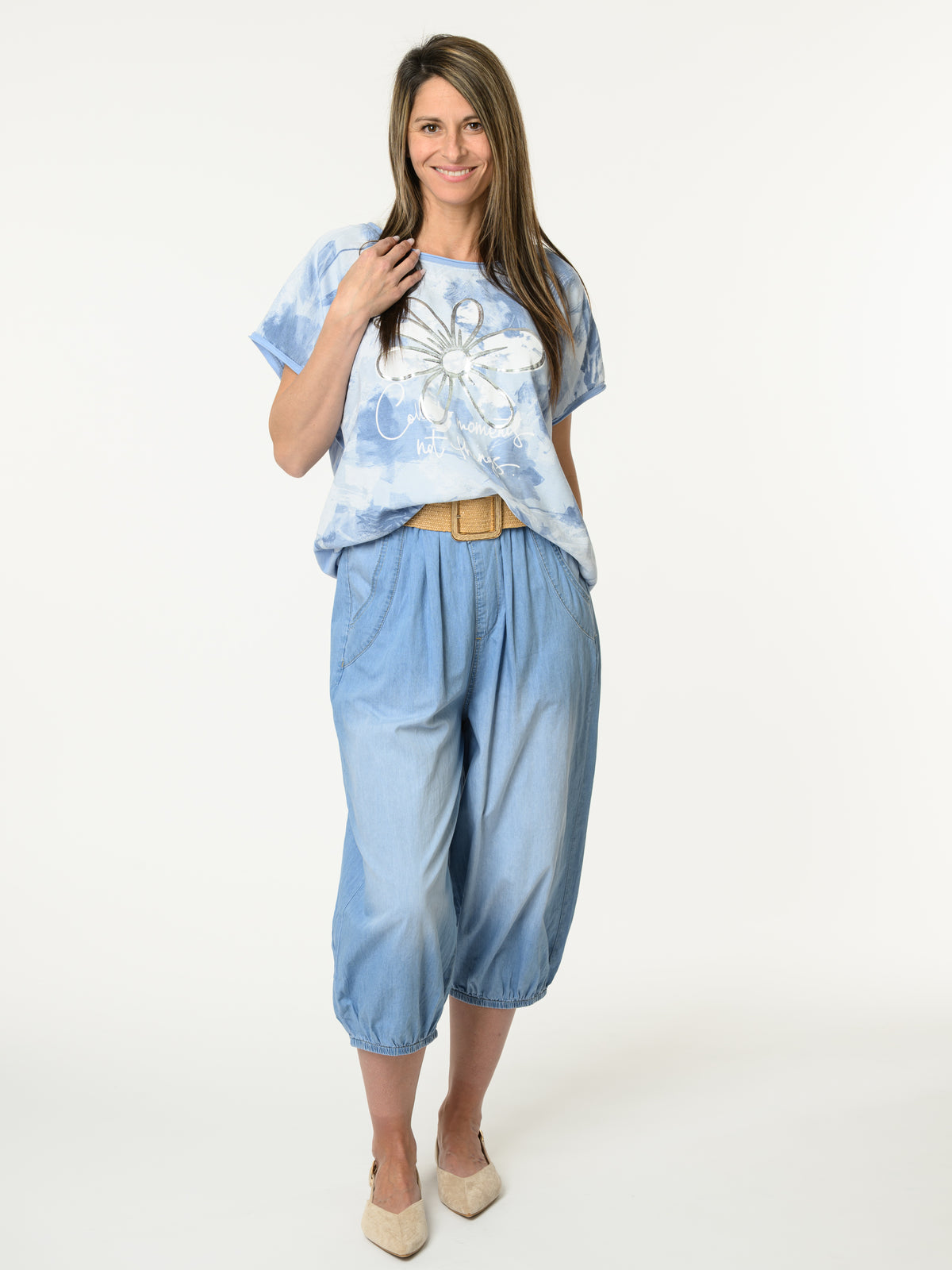 Chandail bleu avec imprimé d'une grande fleur blanche