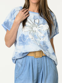 Chandail bleu avec imprimé d'une grande fleur blanche