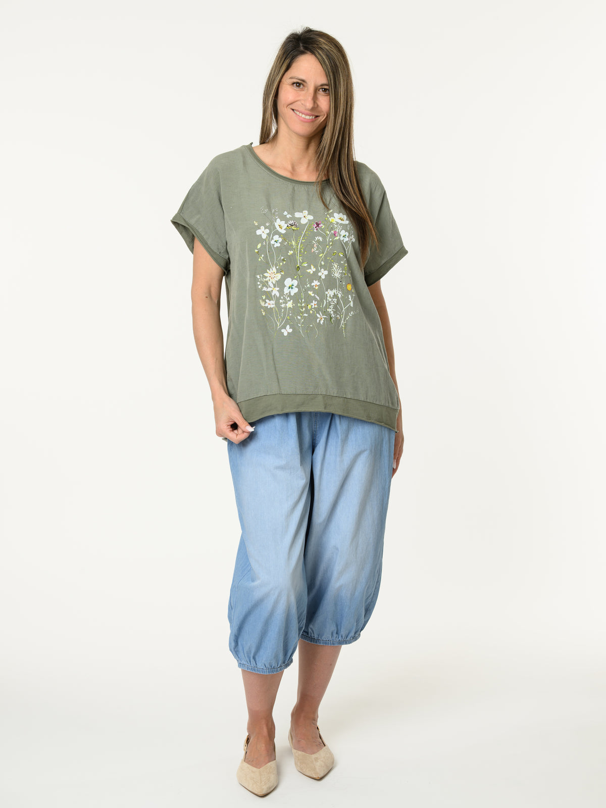 t-shirt kaki avec imprimé floral blanc
