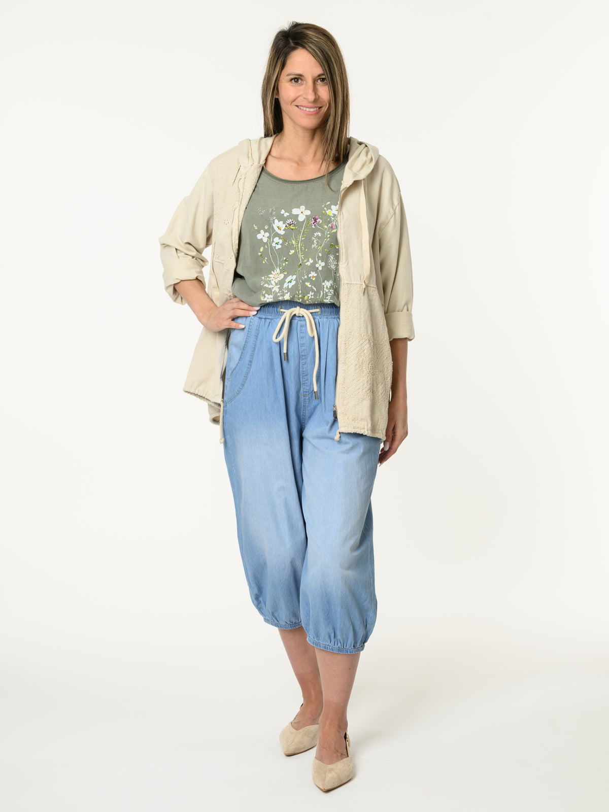 t-shirt kaki avec imprimé floral blanc
