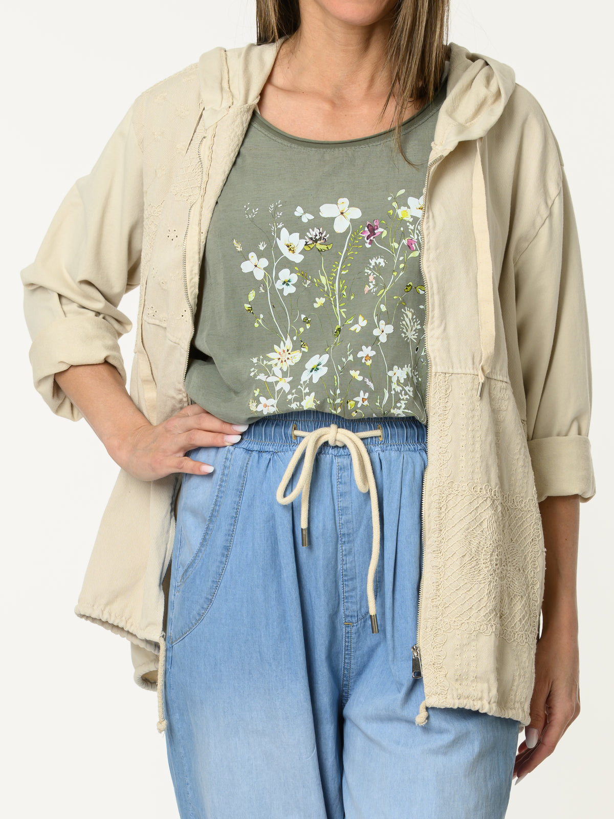 t-shirt kaki avec imprimé floral blanc