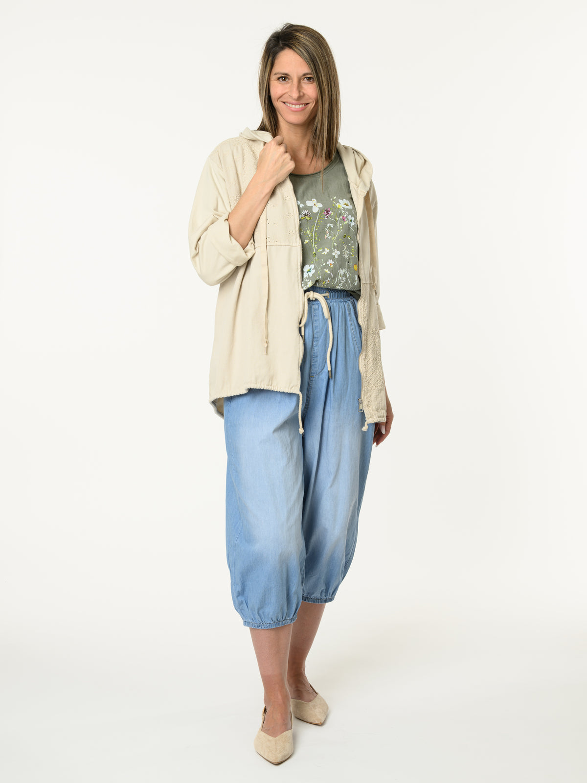 t-shirt kaki avec imprimé floral blanc