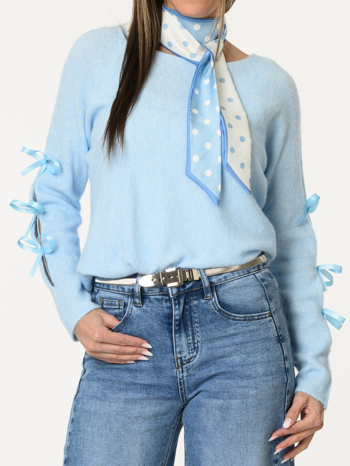 Chandail bleu ciel avec lacets sur les côtés