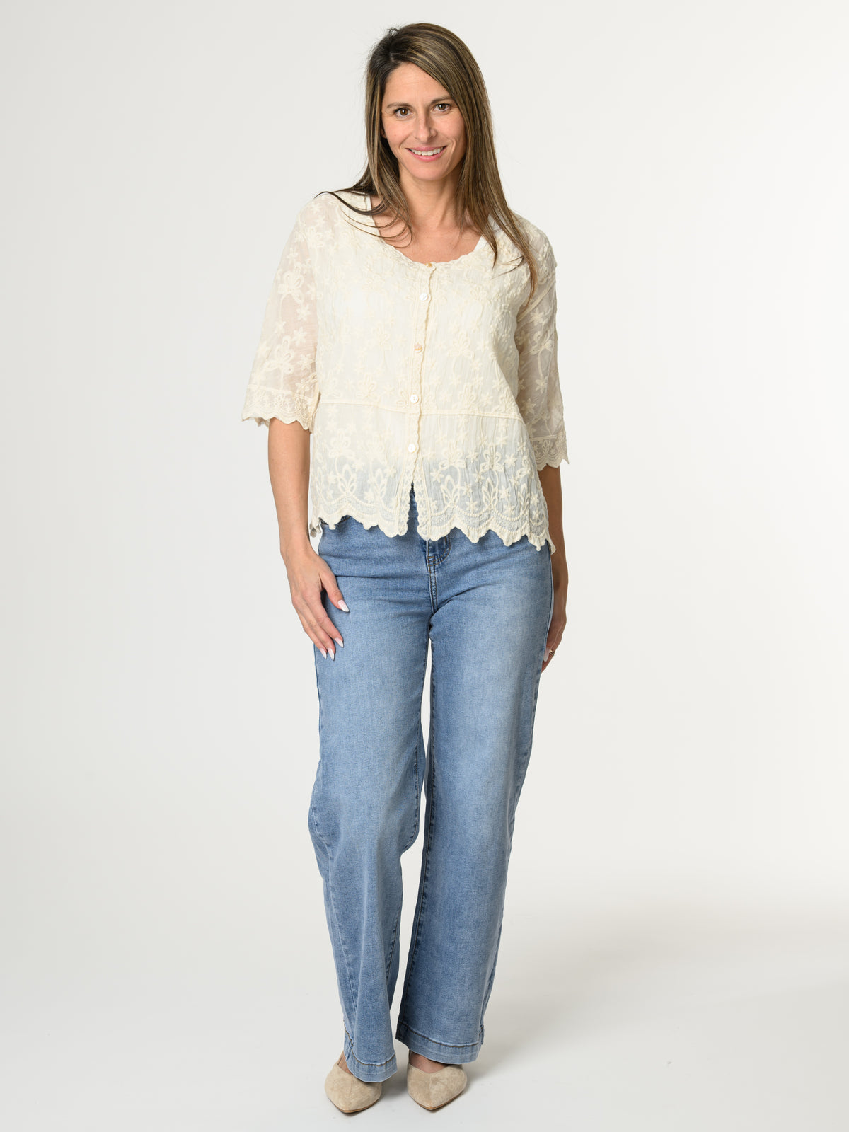 Chemise beige avec fleurs brodées