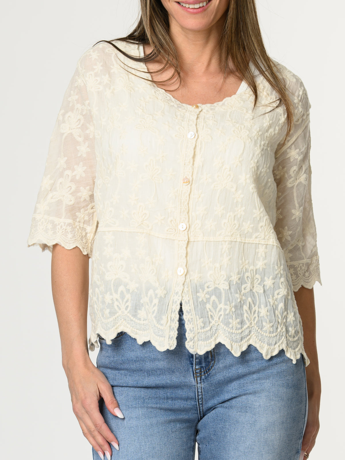 Chemise beige avec fleurs brodées