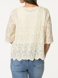 Chemise beige avec fleurs brodées