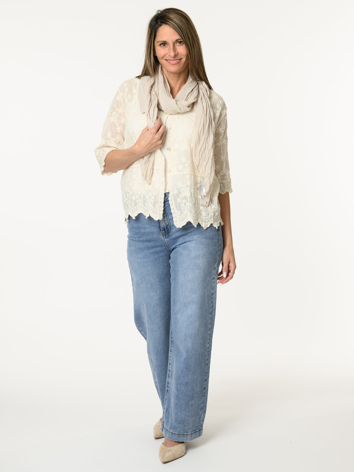 Chemise beige avec fleurs brodées