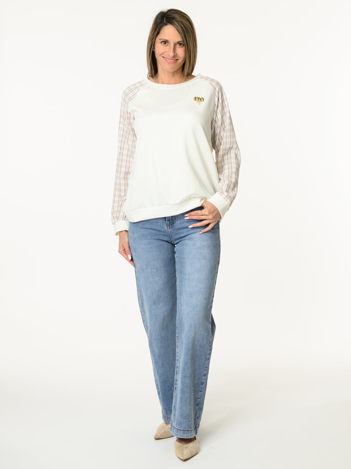 Chandail blanc crème avec manches à motifs de carreaux