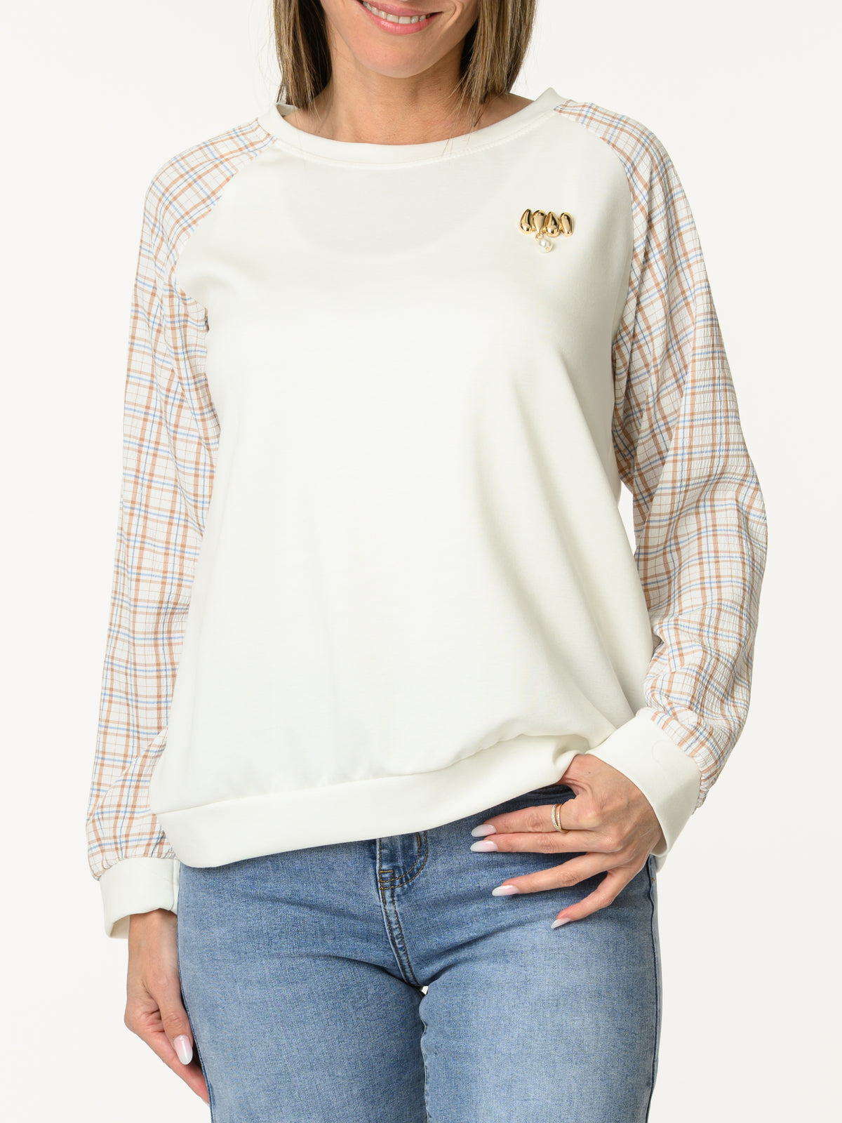 Chandail blanc crème avec manches à motifs de carreaux