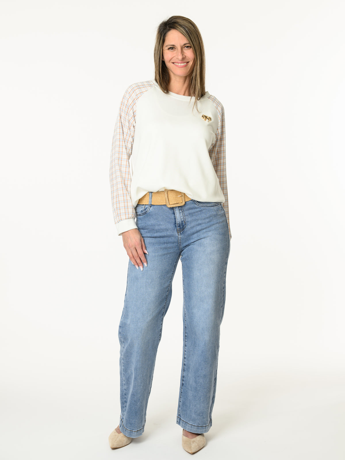 Chandail blanc crème avec manches à motifs de carreaux