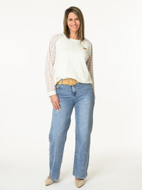 Chandail blanc crème avec manches à motifs de carreaux