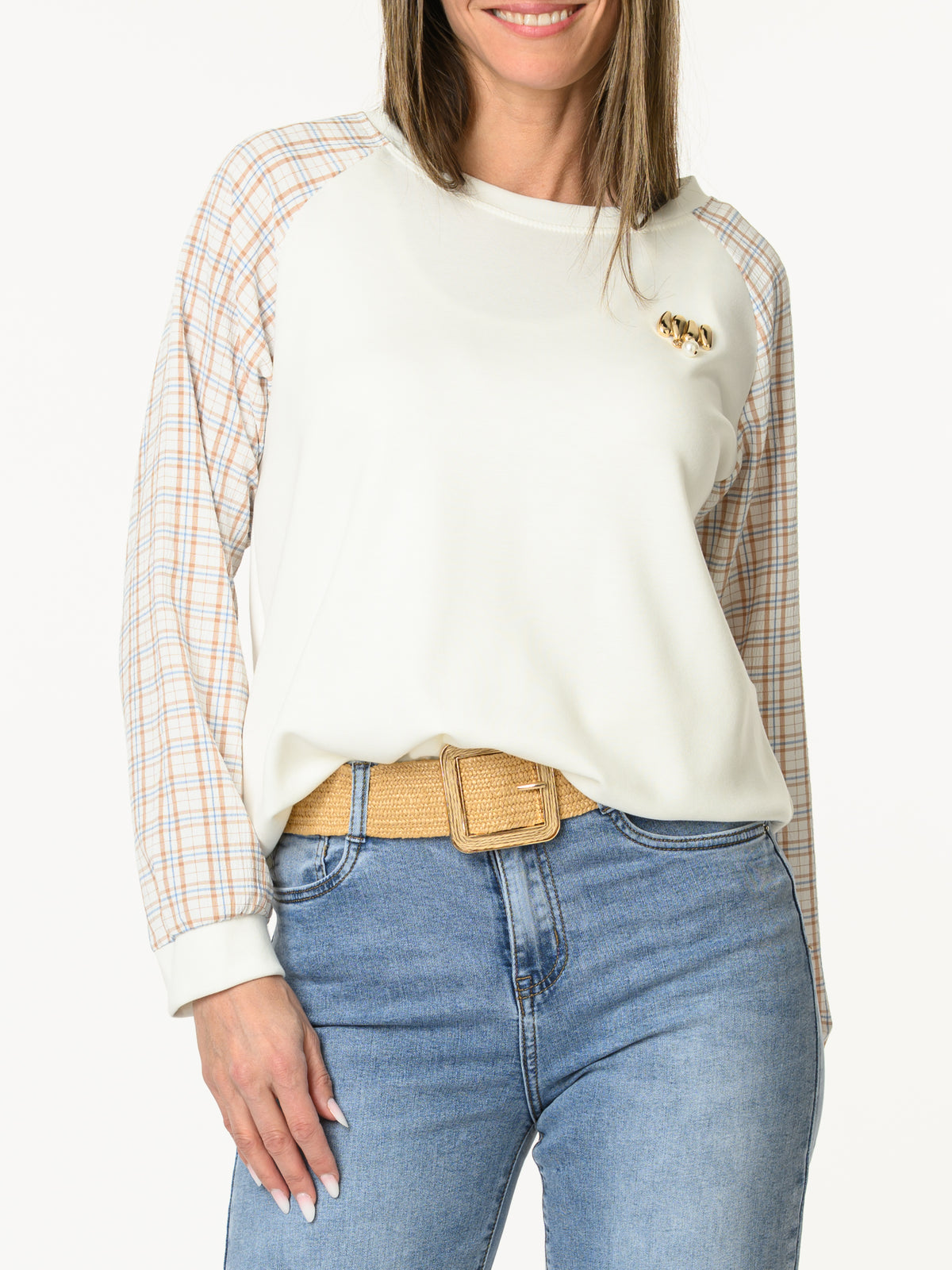 Chandail blanc crème avec manches à motifs de carreaux