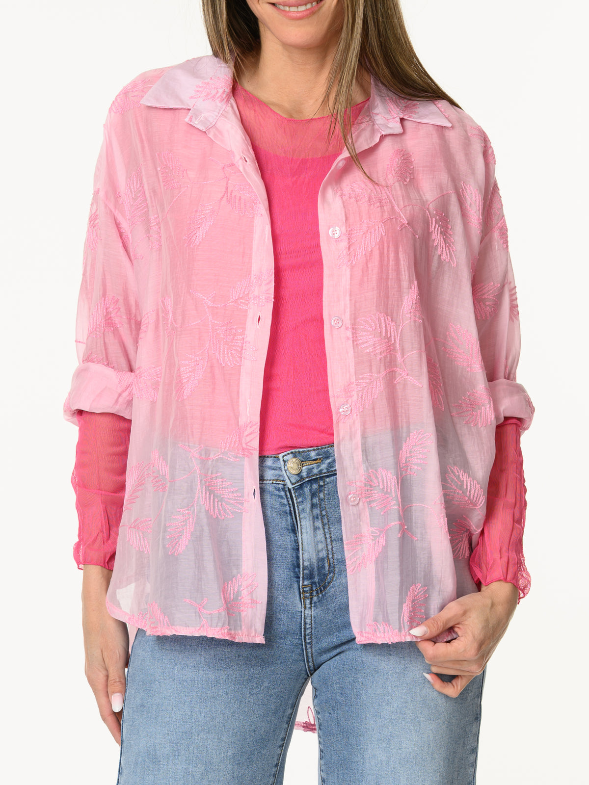Chemise rose à motifs de feuilles brodées