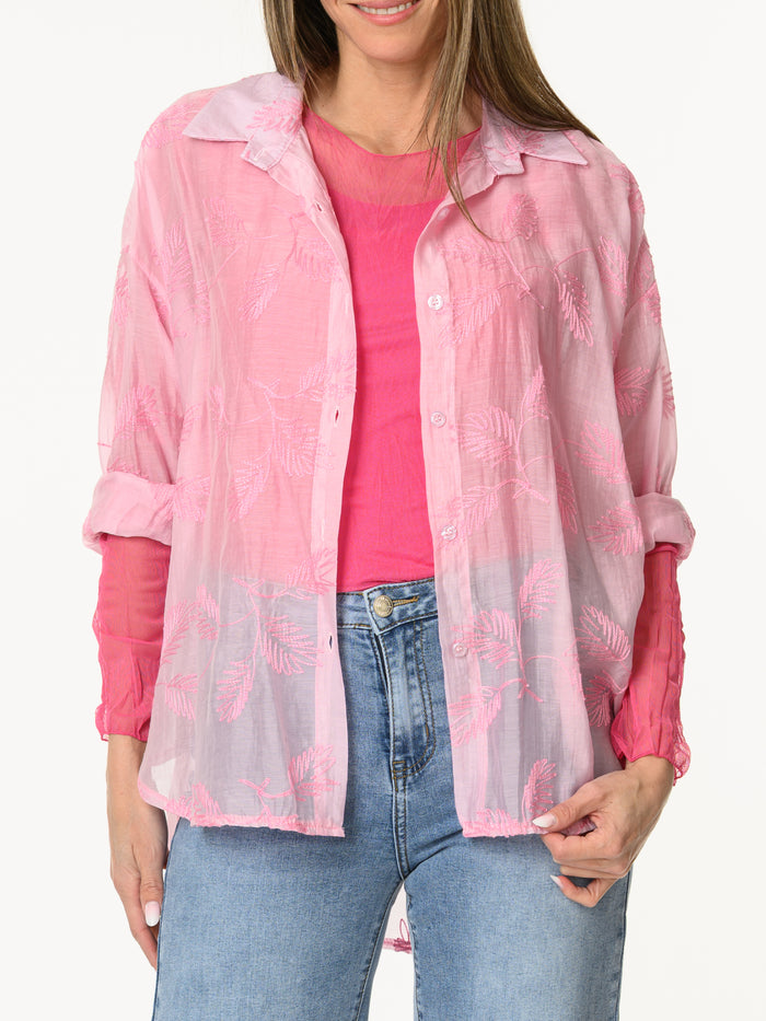 Chemise rose à motifs de feuilles brodées