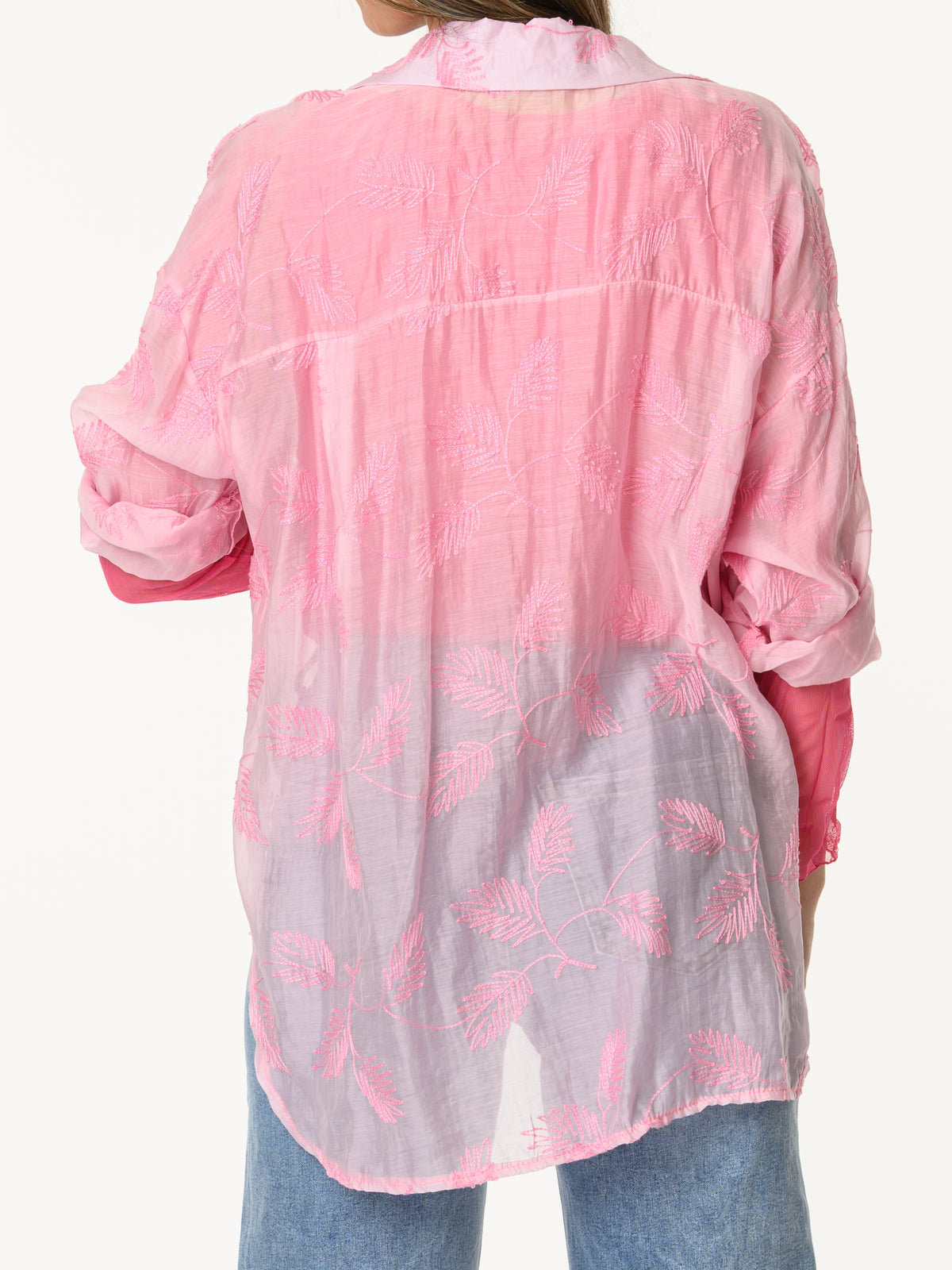 Chemise rose à motifs de feuilles brodées