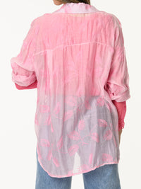 Chemise rose à motifs de feuilles brodées