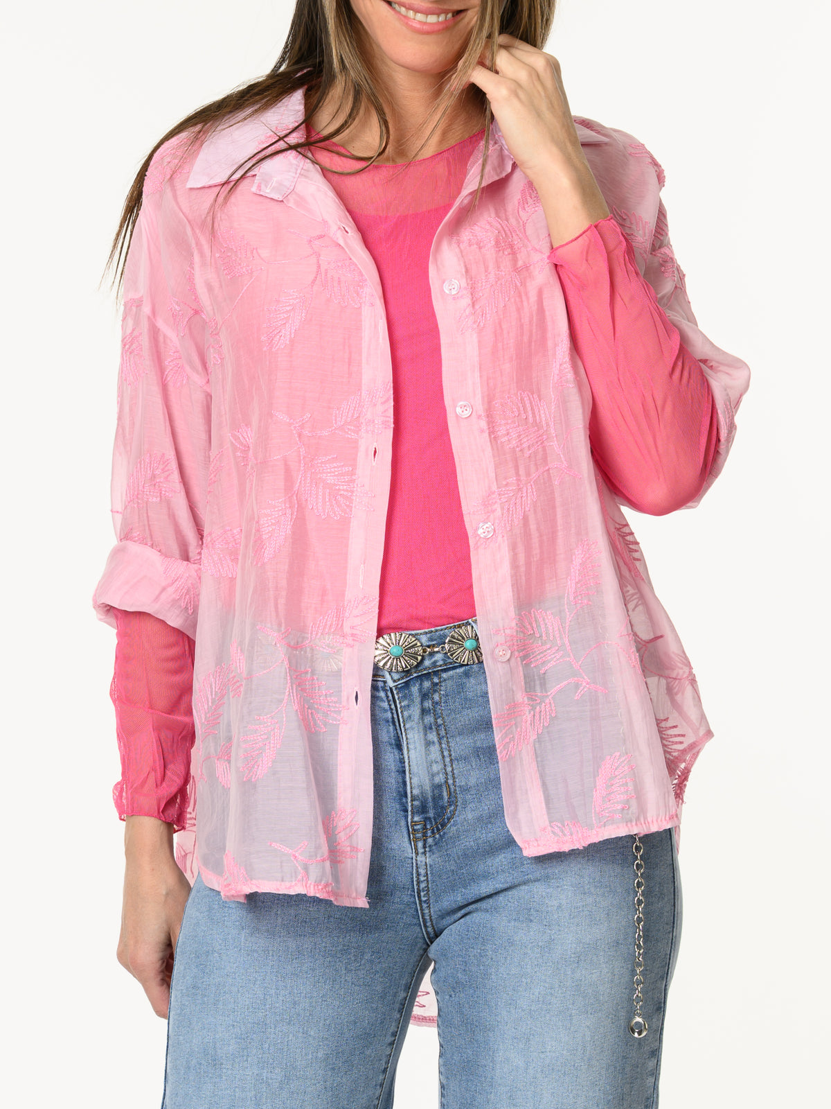 Chemise rose à motifs de feuilles brodées