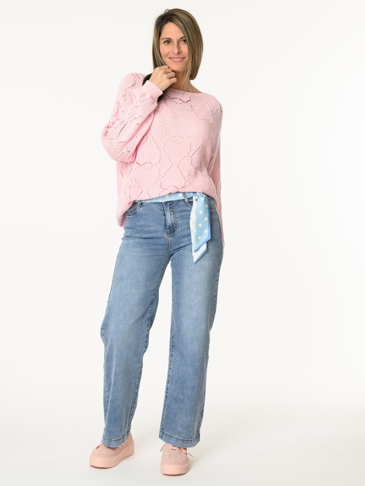 Chandail rose en tricot à motifs de cœurs