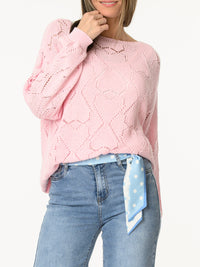 Chandail rose en tricot à motifs de cœurs