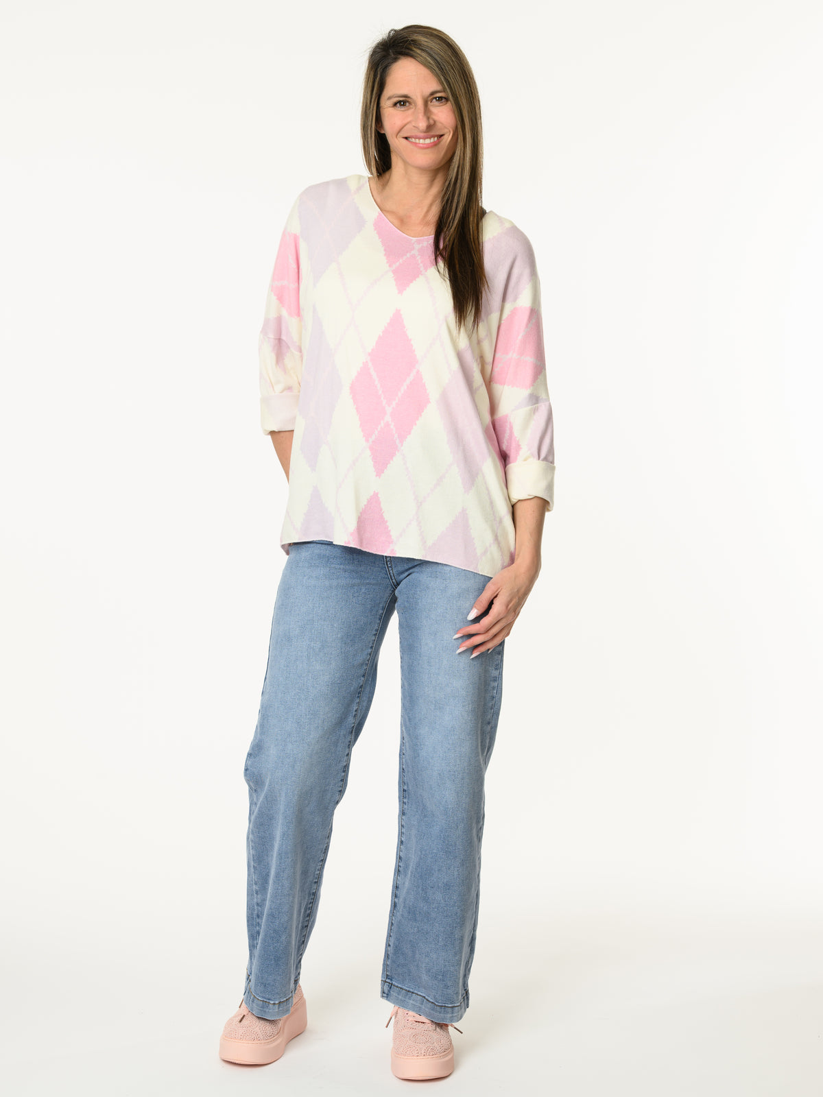 Chandail blanc crème à motifs de losanges lilas et rose