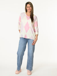 Chandail blanc crème à motifs de losanges lilas et rose