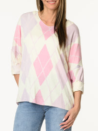Chandail blanc crème à motifs de losanges lilas et rose