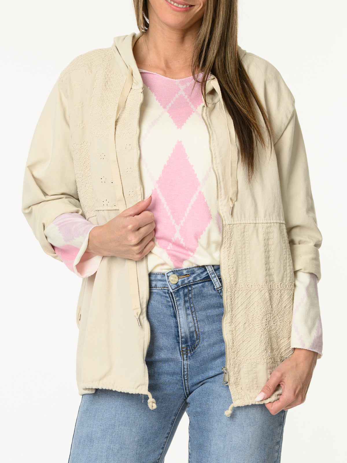 Chandail blanc crème à motifs de losanges lilas et rose