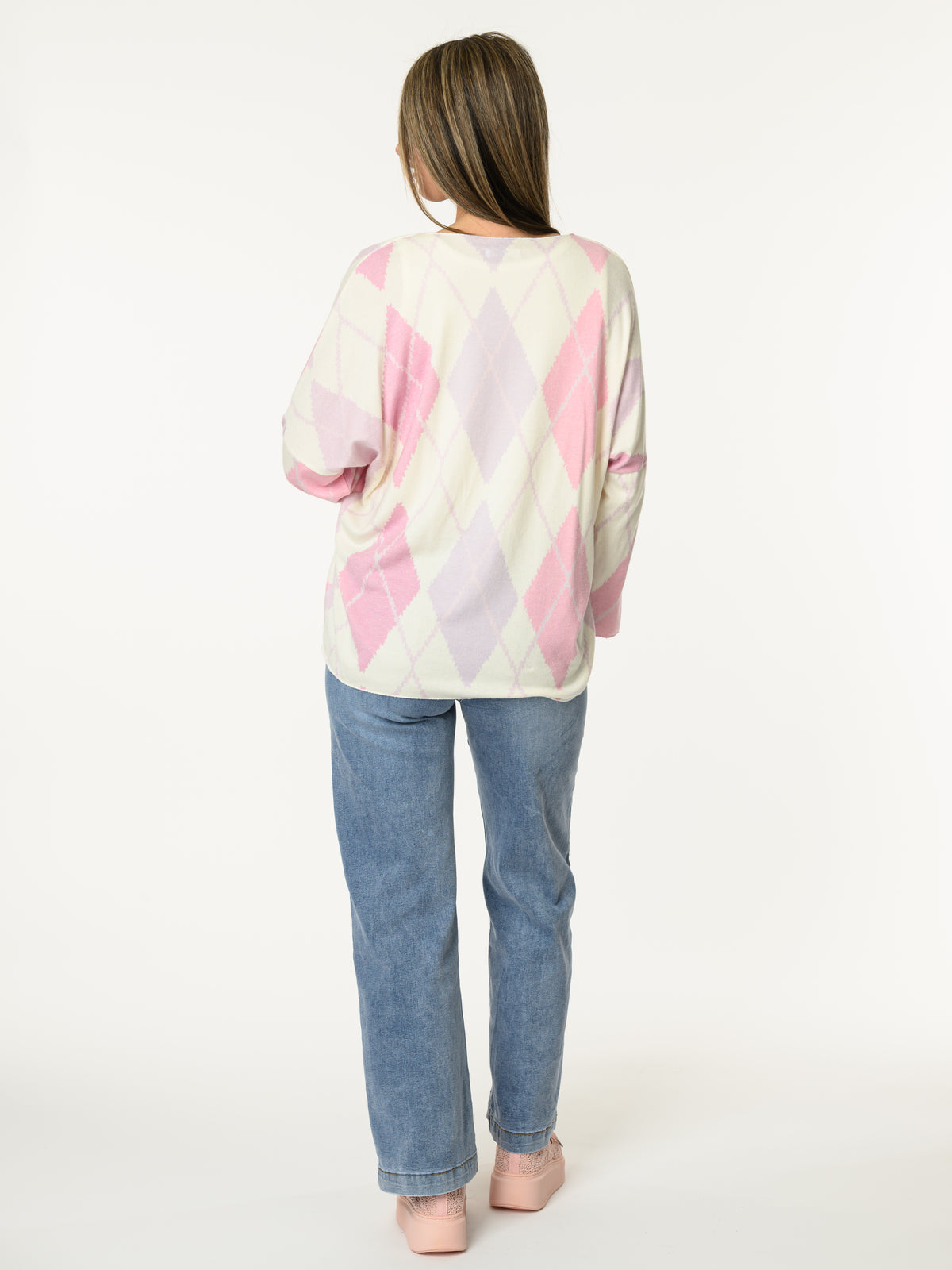 Chandail blanc crème à motifs de losanges lilas et rose