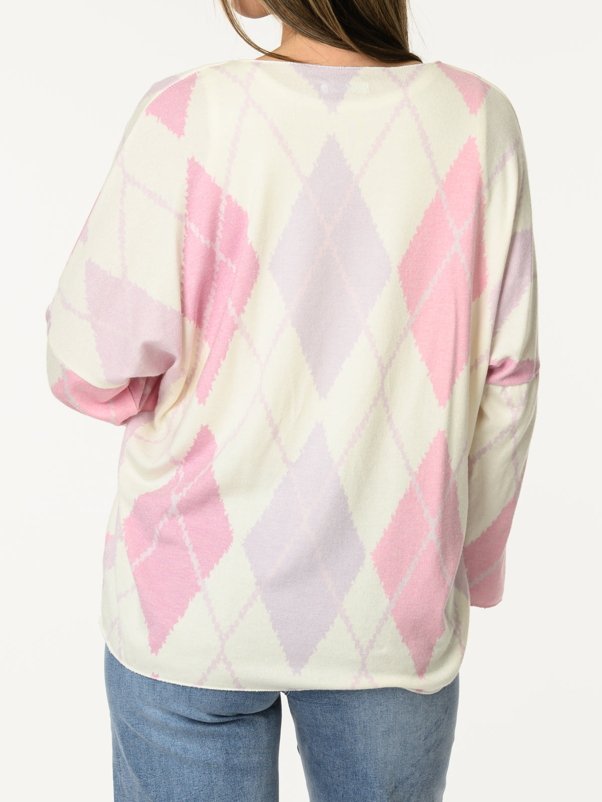 Chandail blanc crème à motifs de losanges lilas et rose