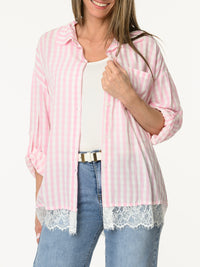 Chemise à carreaux blancs et roses