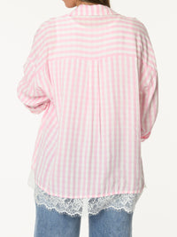 Chemise à carreaux blancs et roses